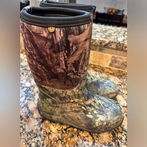 Bogs Classic waterproof boots. Mossy Oak. Youth sizes 3
